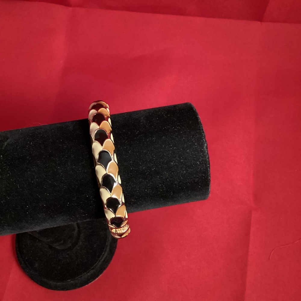 Gold tone and tricolor metallic bracelet